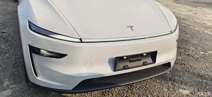 新款特斯拉Model Y实车 曝外观内饰 车身比例未变 转向灯拨杆保留新款特斯拉Model Y实车 曝外观内饰 车身比例未变 转向灯拨杆保留