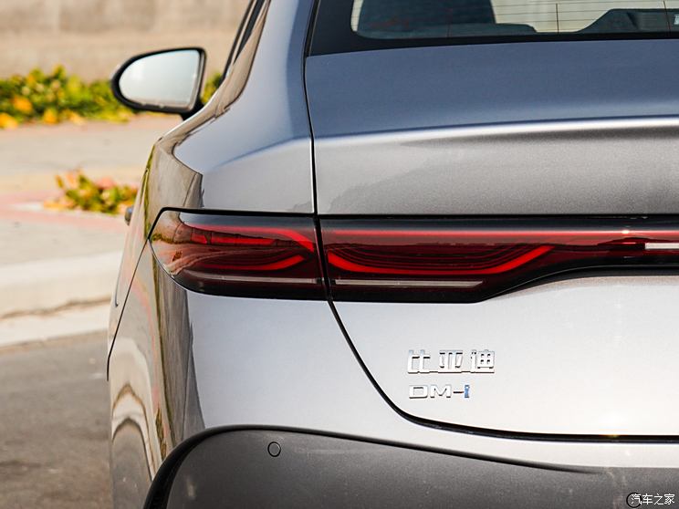 新款比亚迪秦PLUS DM-i/EV智驾版正式上市 售7.98万起 配高阶智驾